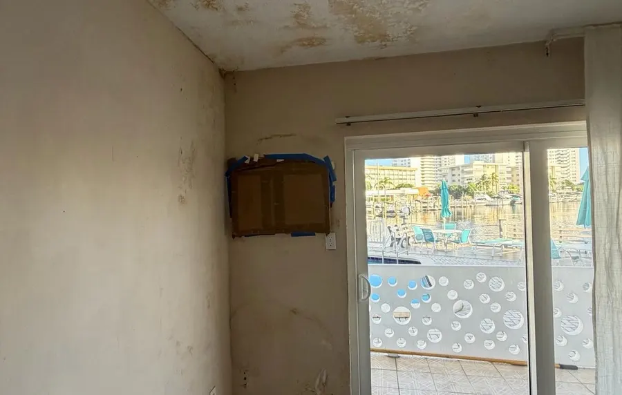 Family Room Ceiling & Wall Mold Remediation in Freehold, NJ, photo 1